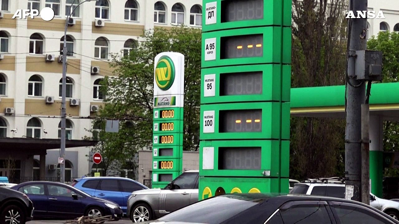 Ucraina, a Kiev lunghe code ai distributori per i rifornimenti di carburante