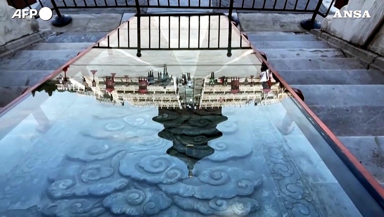Covid, la Cina inasprisce le restrizioni: pochi turisti al Tempio del Cielo di Pechino