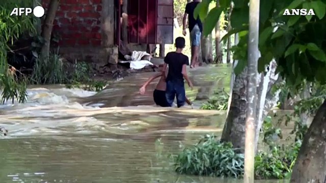 Il Bangladesh conta i danni delle alluvioni: 60 morti e milioni di sfollati