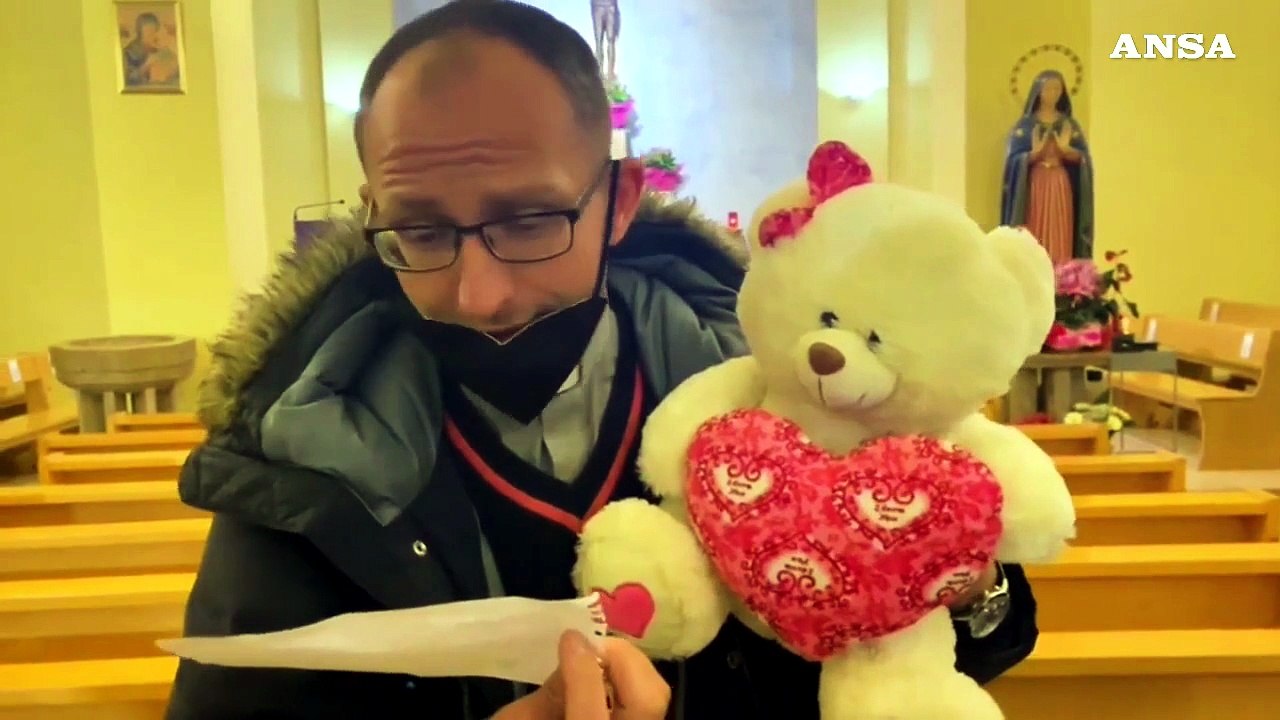 Ucraina, bimba di Perugia dona un peluche e consegna una lettera per i "bimbi della guerra"