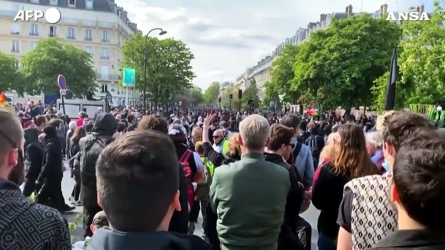 Primo maggio, scontri tra agenti e gruppo di manifestanti a Parigi