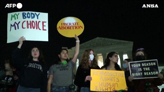 Usa: giudici decisi ad abolire il diritto all'aborto, protesta fuori dalla Corte Suprema