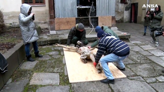 Ucraina, Leopoli mette in salvo l'arte: al sicuro il Cristo Salvatore