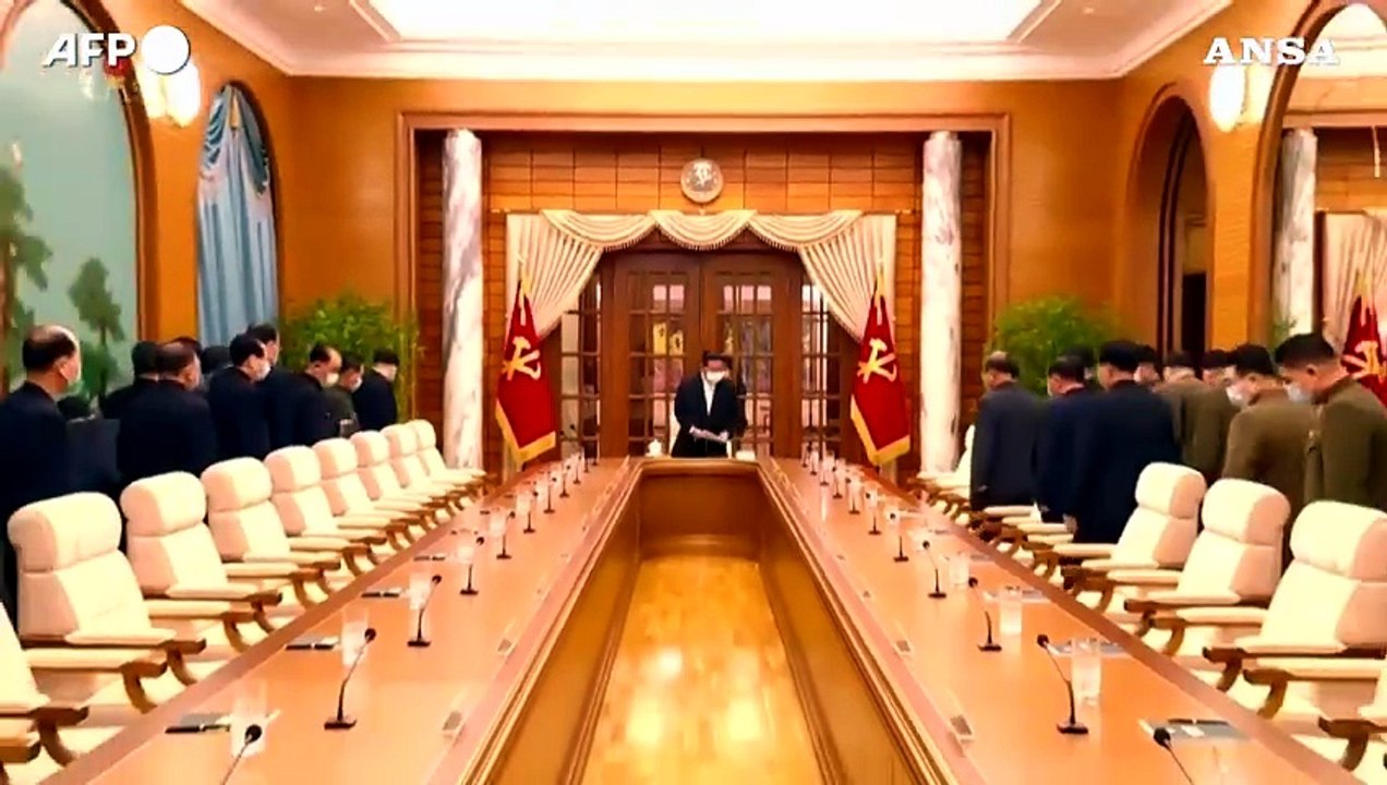 Covid, Kim per la prima volta con la mascherina alla riunione del Politburo