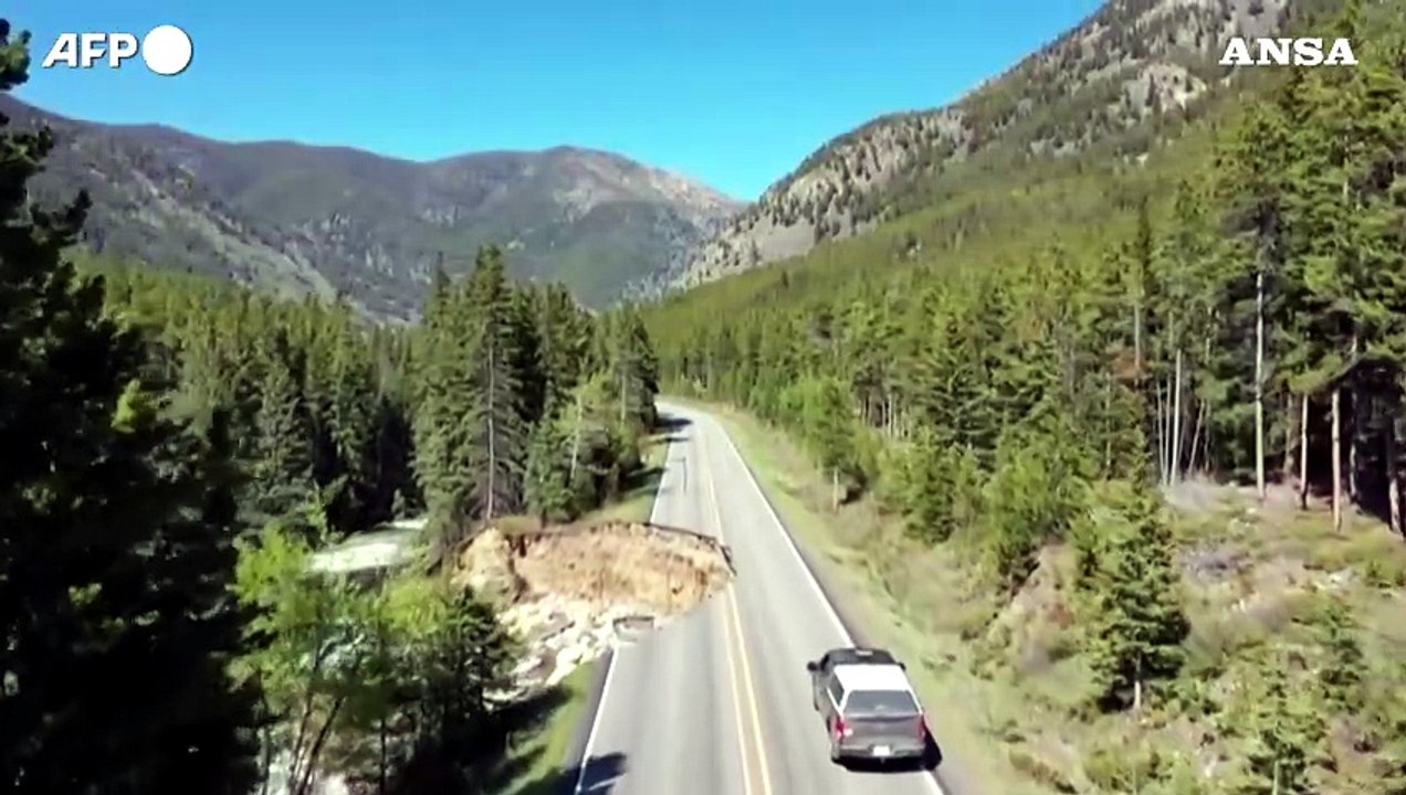 Maltempo: Usa,  inondazioni distruggono strada nel parco nazionale di Yellowstone