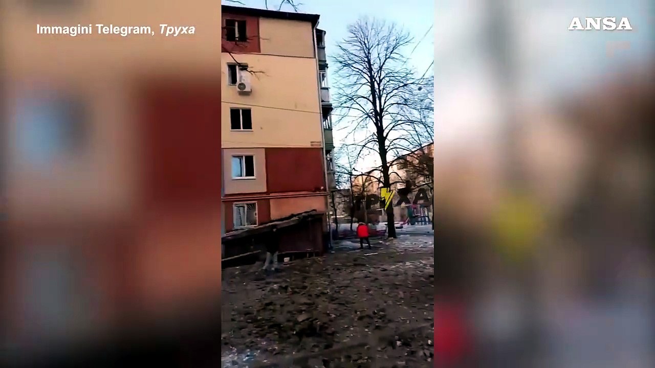Bombardata Kharkiv, edifici distrutti e crateri enormi