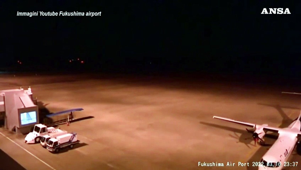 Terremoto in Giappone, le immagini della scossa all'aeroporto di Fukushima