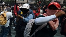 Marcha de la CNTE: Manifestantes chocan con policías que protegen el "Fan Fest" del Zócalo de CDMX