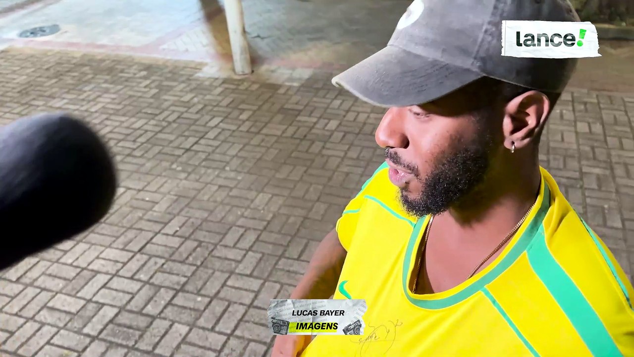 Torcedor comemora autógrafo de Neymar