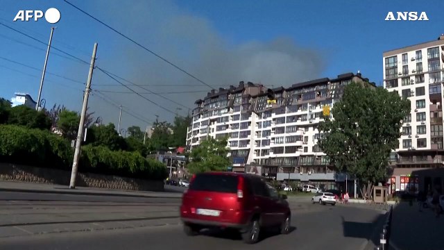 Ucraina, missili russi su Kiev: nuvole di fumo sui palazzi