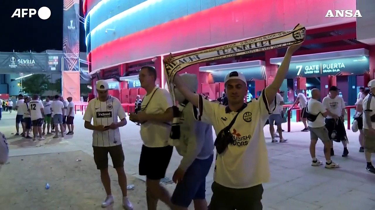 Calcio, i tifosi dell'Eintracht festeggiano la conquista dell'Europa League