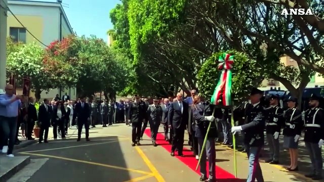 Falcone, Lamorgese depone corona d'alloro in caserma Lungaro a Palermo