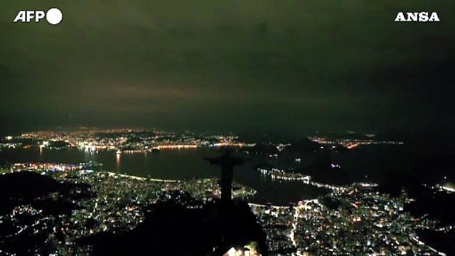 L'ora della Terra, al buio la statua del Cristo Redentore a Rio de Janeiro