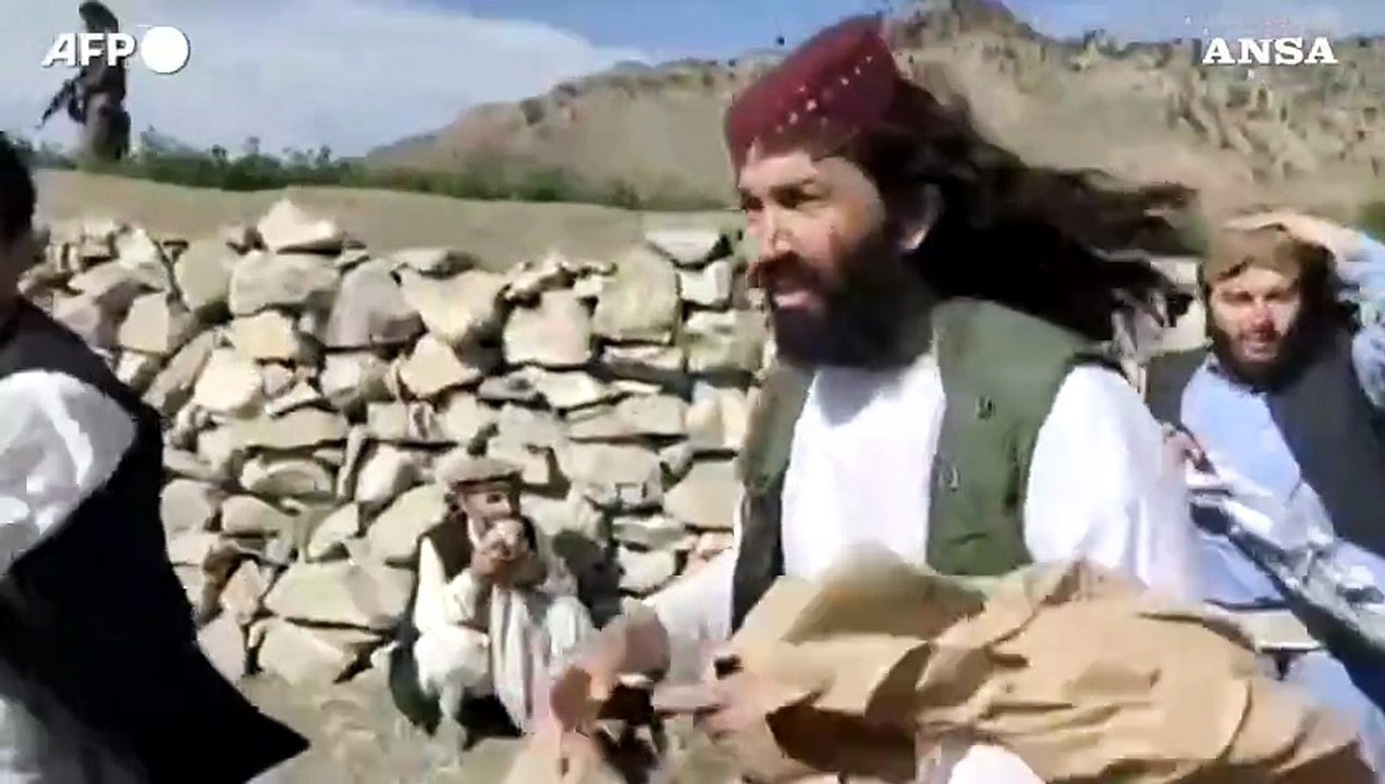 Terremoto in Afghanistan, un elicottero militare atterra nella zona colpita dal sisma