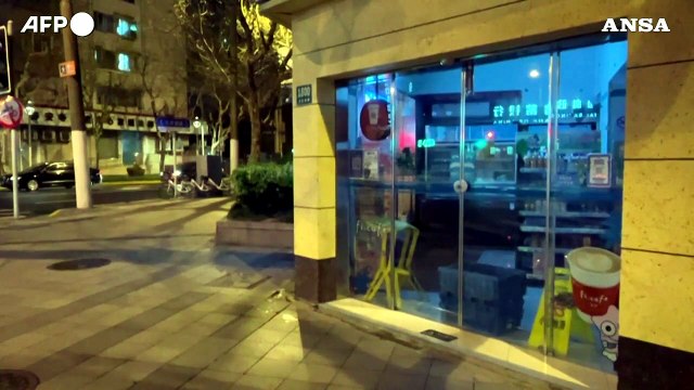 Shanghai, strade deserte nella parte occidentale poche ore prima del lockdown
