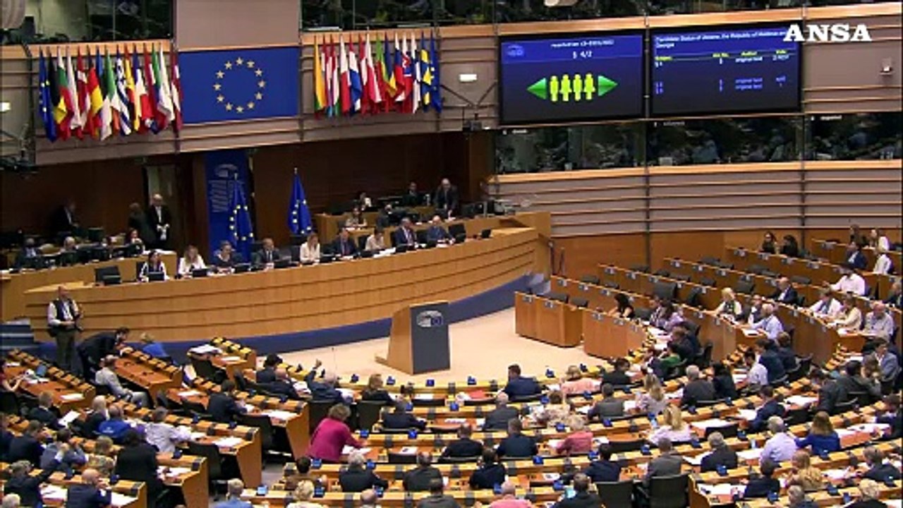 Ucraina, l'Europarlamento approva lo status di Paese candidato