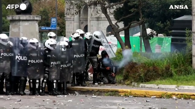 Ecuador, violenti scontri incessanti tra polizia e manifestanti