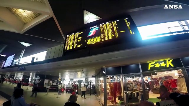 Incidente treno Alta velocita' a Roma, affollatissima la stazione centrale di Napoli