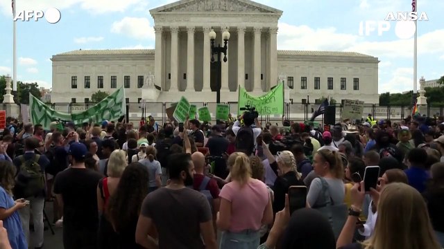 Usa, abolita la sentenza sul diritto all'aborto: manifestazioni davanti alla Corte Suprema
