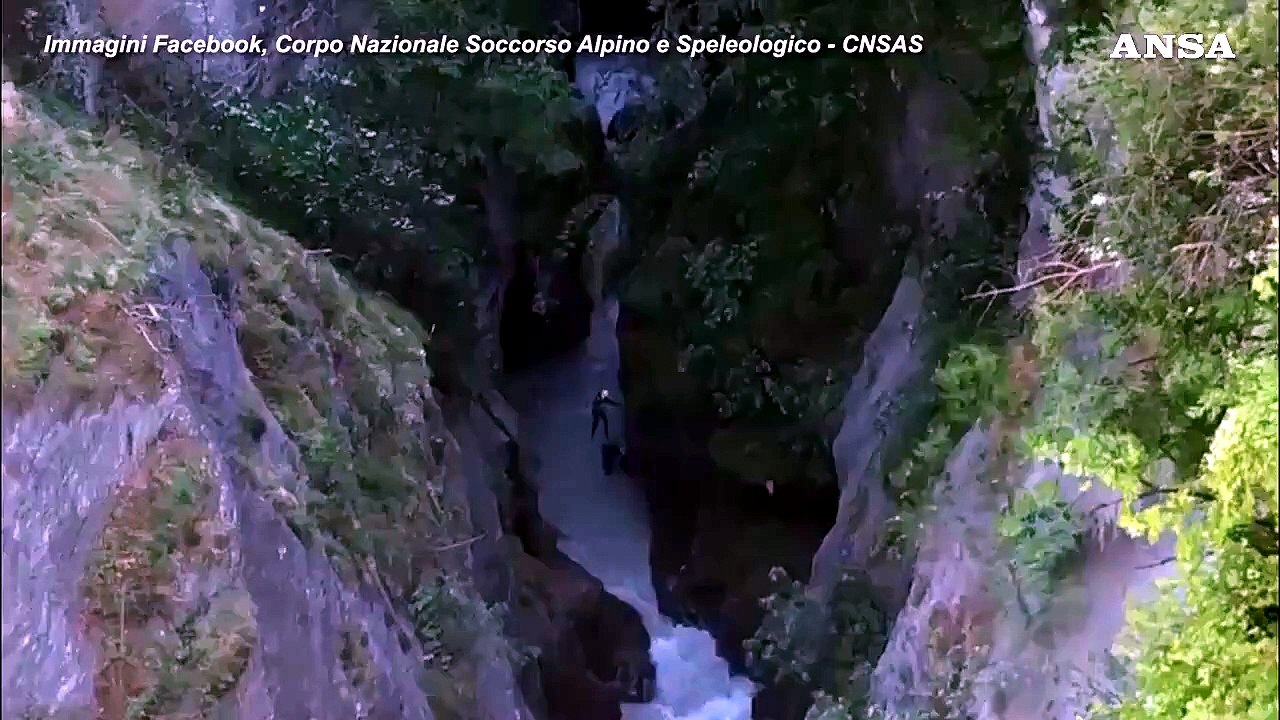 Soccorso alpino salva 5 persone in difficolta' nell'orrido di Introd in Valle d'Aosta