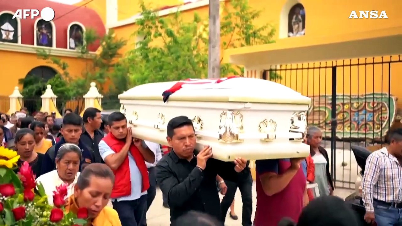 Messico, i funerali di tre migranti trovati morti asfissiati in un camion in Texas