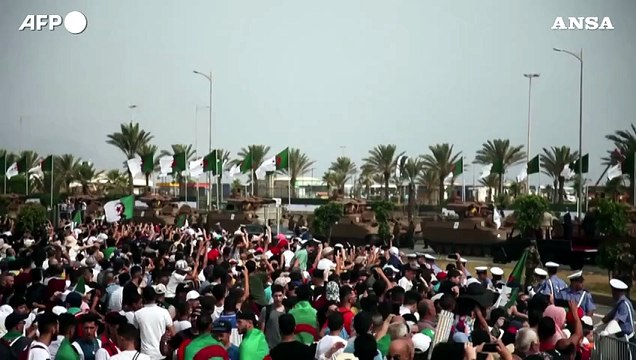Algeria, grande parata militare ad Algeri nel giorno dell'indipendenza