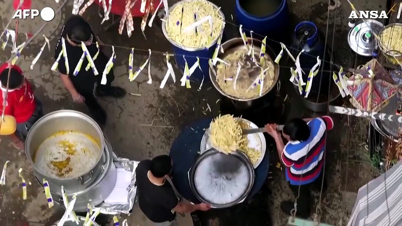 Egitto, un pasto di gruppo al Cairo per rompere insieme il digiuno del Ramadan