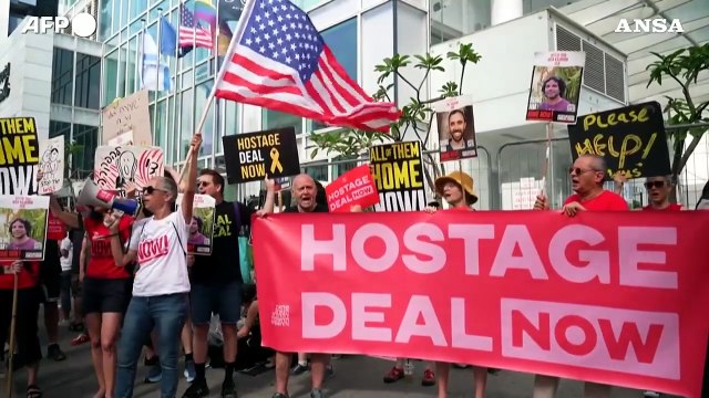 Tel Aviv, familiari degli ostaggi protestano davanti all'hotel di Blinken