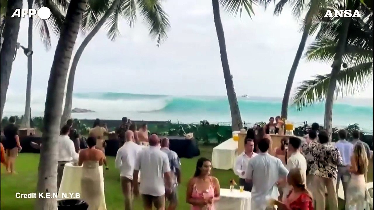 Hawaii, ricevimento di un matrimonio sul mare ma arriva un'onda...