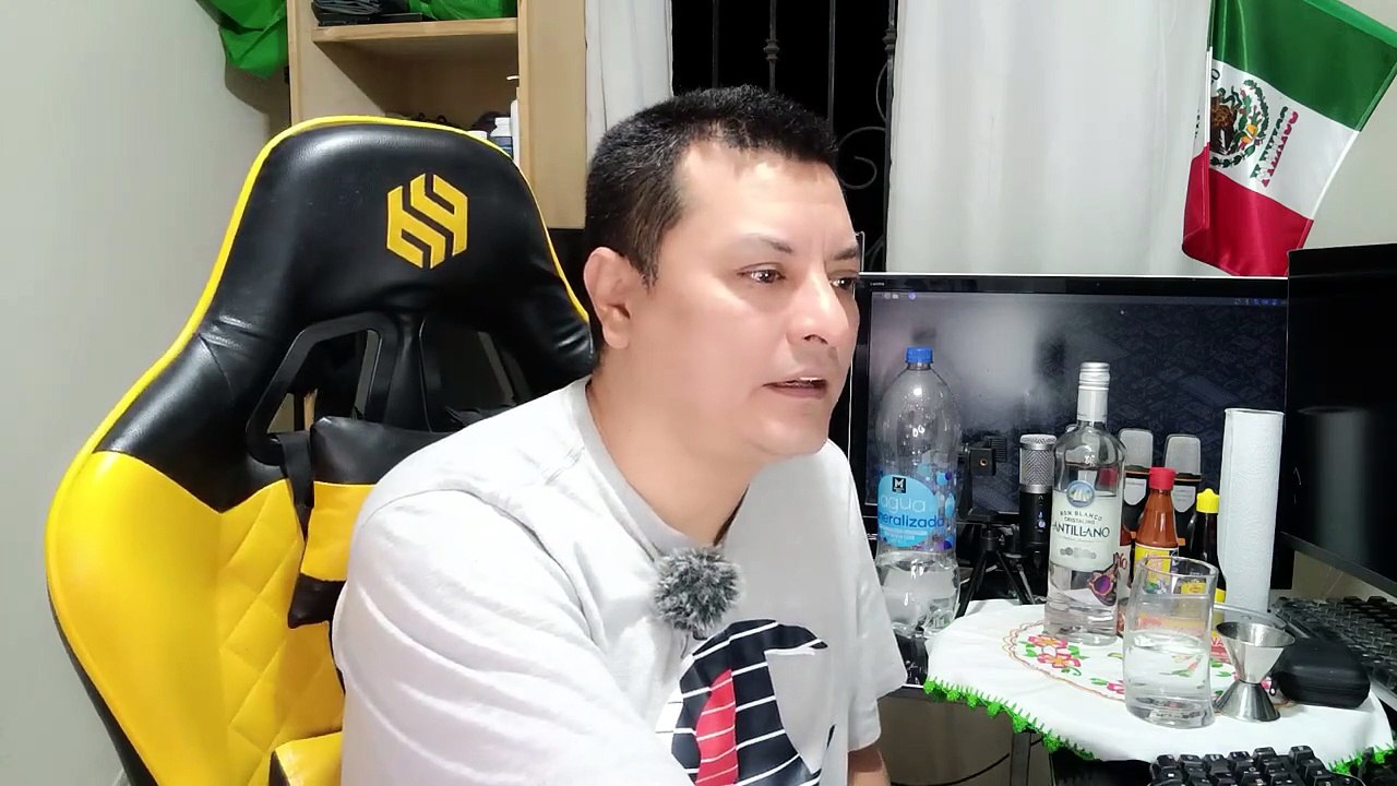 la de el estribo bien agusto en la oficina platicando anecdotas mientras bebo ron antillano cristali