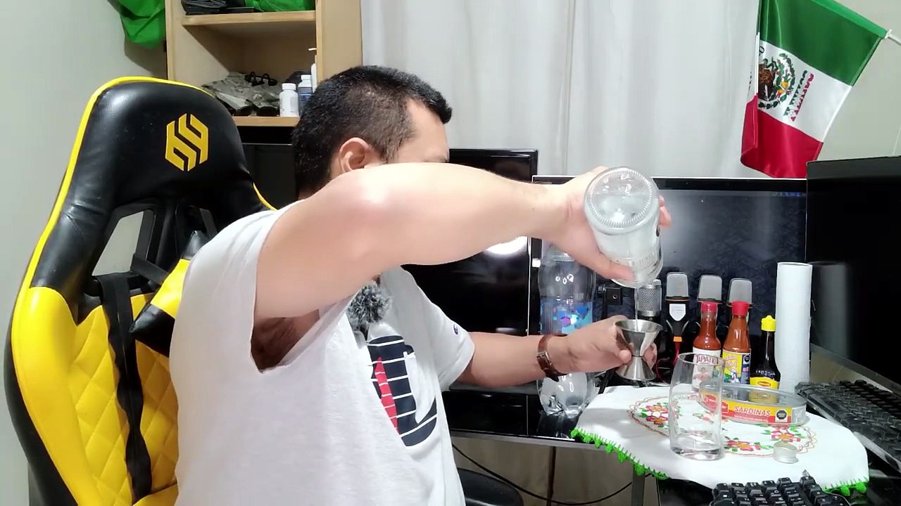 Abriendo una botella de Ron Antillano CRISTALINO con agua mineral enla oficina pasandola exelente