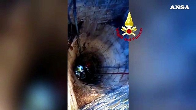 Ancona, cade in un pozzo di sei metri: salvato dai vigili del fuoco