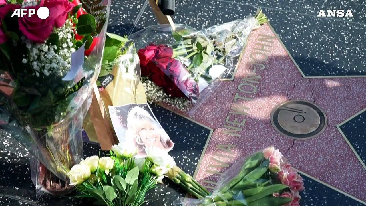 I fan rendono omaggio a Olivia Newton-John sulla Hollywood Walk of Fame