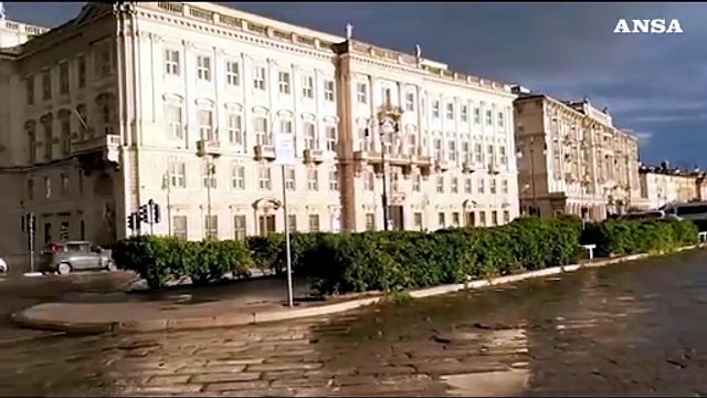 Lo spettacolo dell'arcobaleno su piazza Unita' d'Italia a Trieste