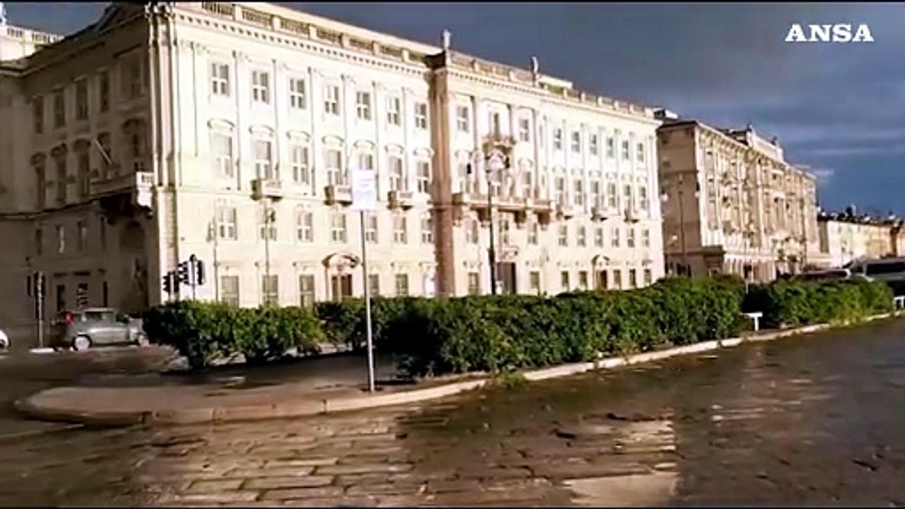 Lo spettacolo dell'arcobaleno su piazza Unita' d'Italia a Trieste