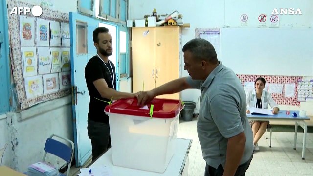 Tunisia, aperti i seggi per il referendum sulla nuova Costituzione