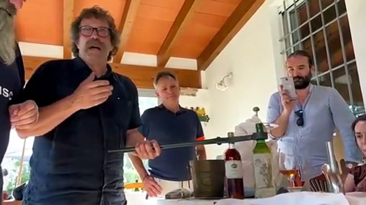 Risate, gusto e un tocco di eleganza a Fontanelle: Mario Pojer apre una bottiglia con... una piuma - Il video