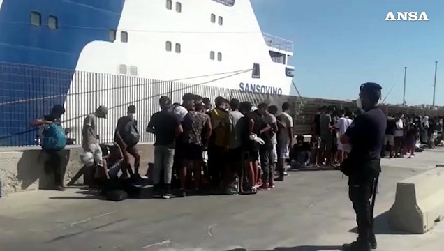 Migranti, 600 lasciano l'hotspot di Lampedusa sulla nave Diciotti