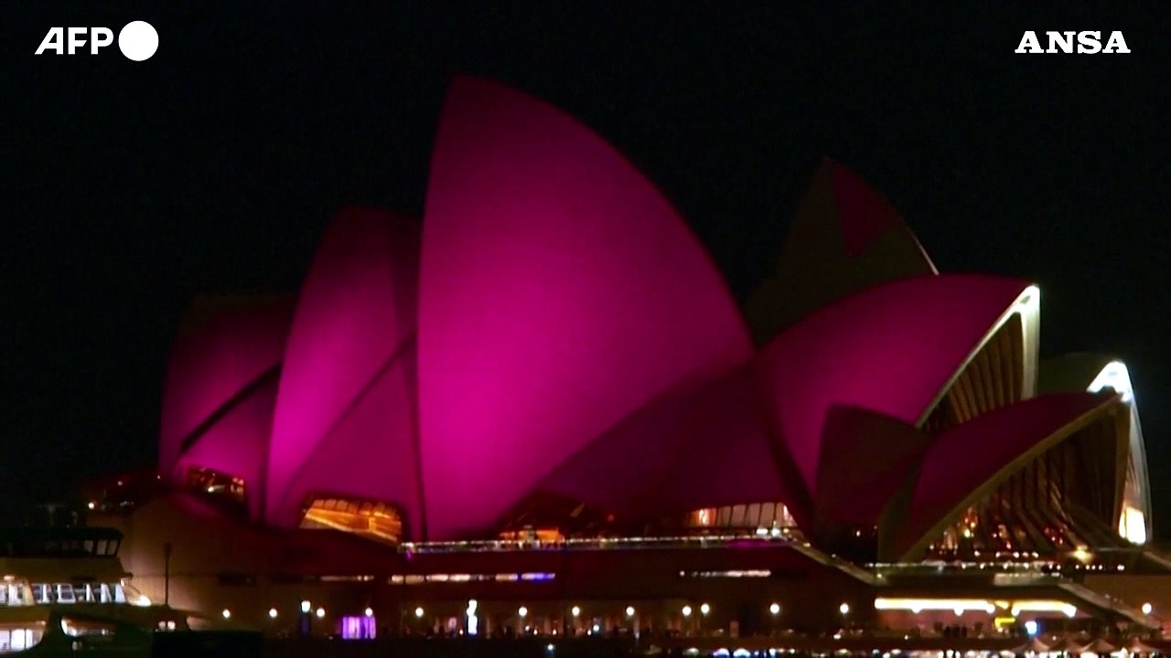 La Sydney Opera House si illumina di rosa per rendere omaggio a Olivia Newton-John