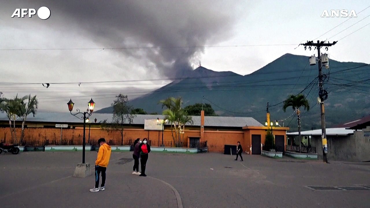 Guatemala, il vulcano Fuego in eruzione: colonna di cenere alta 2 km