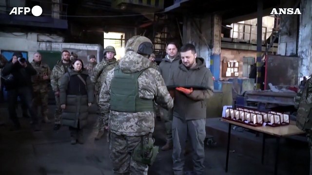 Ucraina: Zelensky in visita a Bakhmut, zona calda del fronte