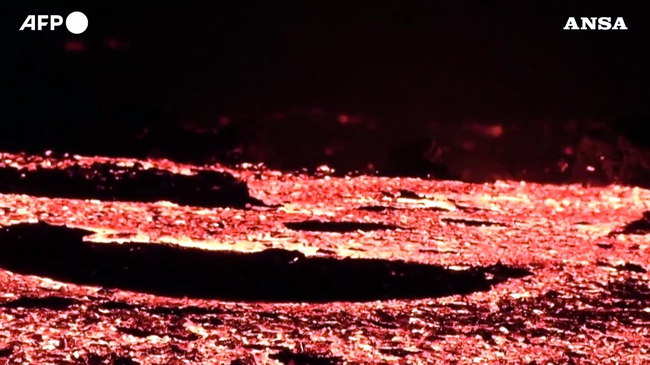 Islanda, fiumi di lava da una fenditura vulcanica a 40 km da Reykjavi'k