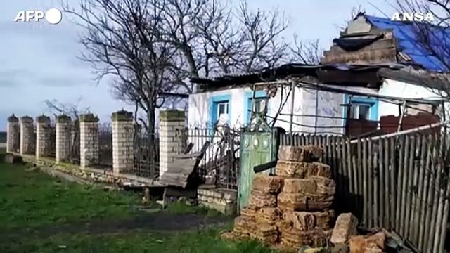 Ucraina, l'inverno in un villaggio del sud colpito dai bombardamenti