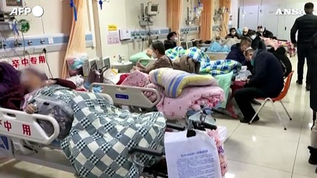 Covid: Cina, pazienti al pronto soccorso di Tangshan