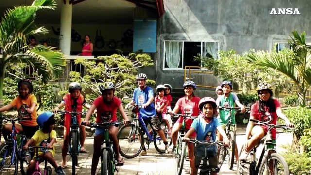 In bici da Atene a Capo Nord: raccolta fondi per una casa famiglia nelle Filippine