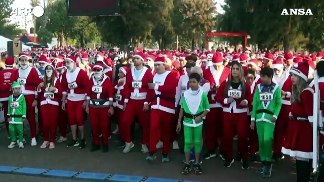 Messico, migliaia di runner vestiti da Babbo Natale per una corsa di beneficenza