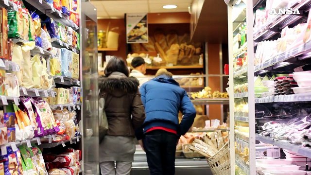 Famiglie in crisi, spendono di piu' ma consumano meno