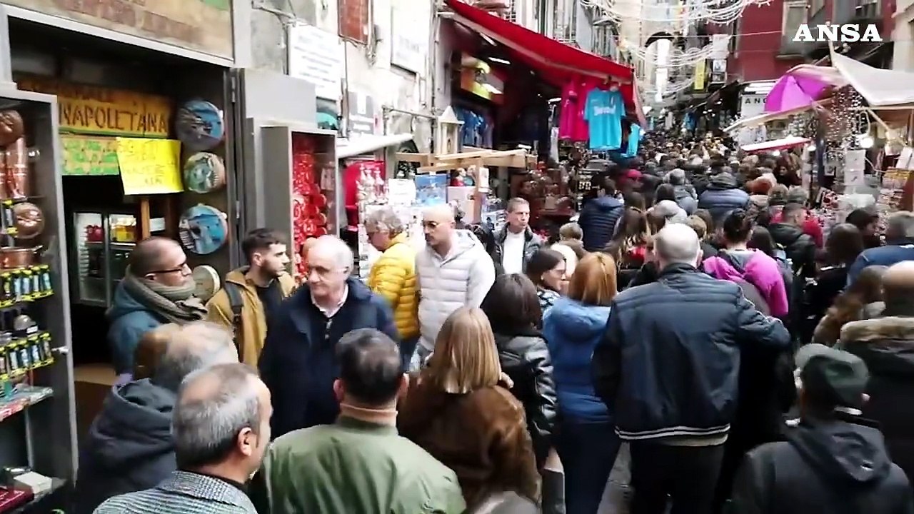 Natale, boom di turisti nel centro storico di Napoli