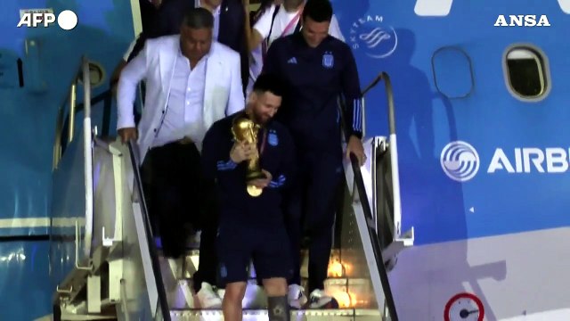 Qatar 2022, Messi e l'Albiceleste rientrano in Argentina con la Coppa del Mondo