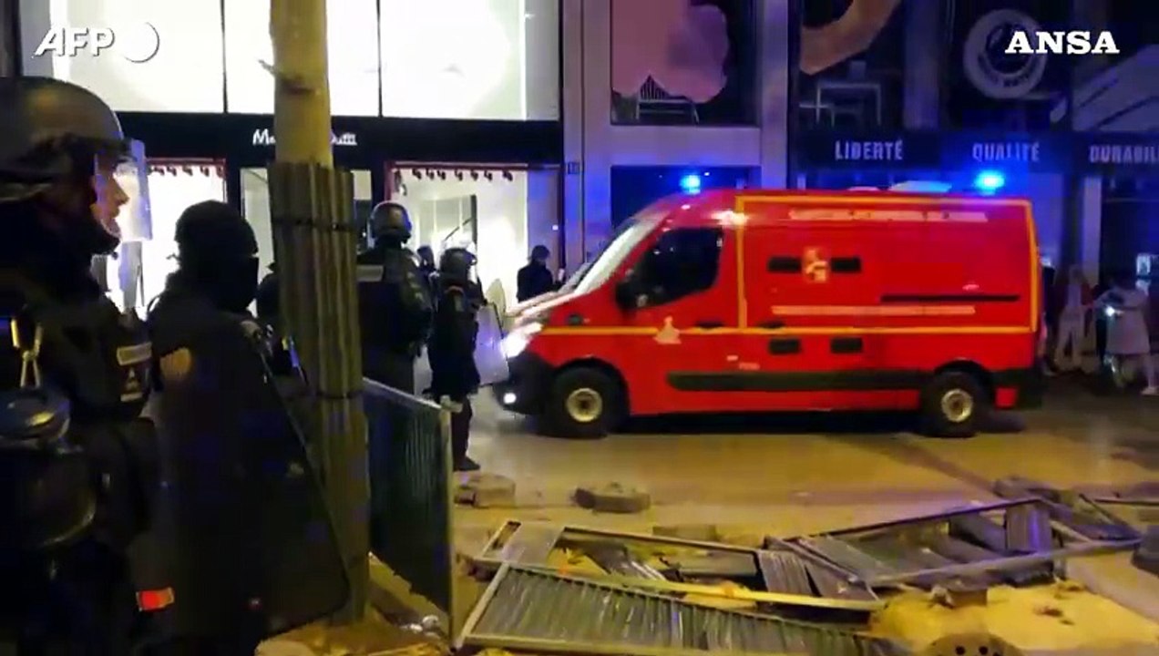 Qatar 2022,  polizia schierata sugli Champs-Elyse'es dopo le partite di Marocco e Francia